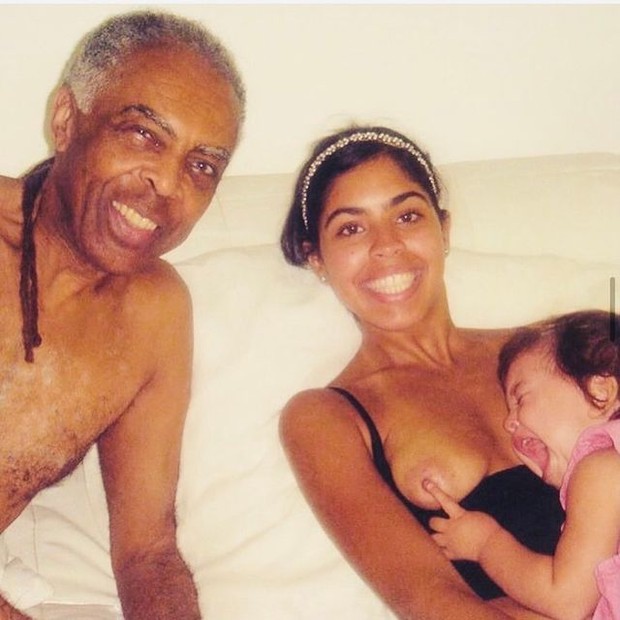 Bela Gil em foto antiga amamentando a filha Flor na companhia de Gilberto Gil (Foto: Reprodução/Instagram)