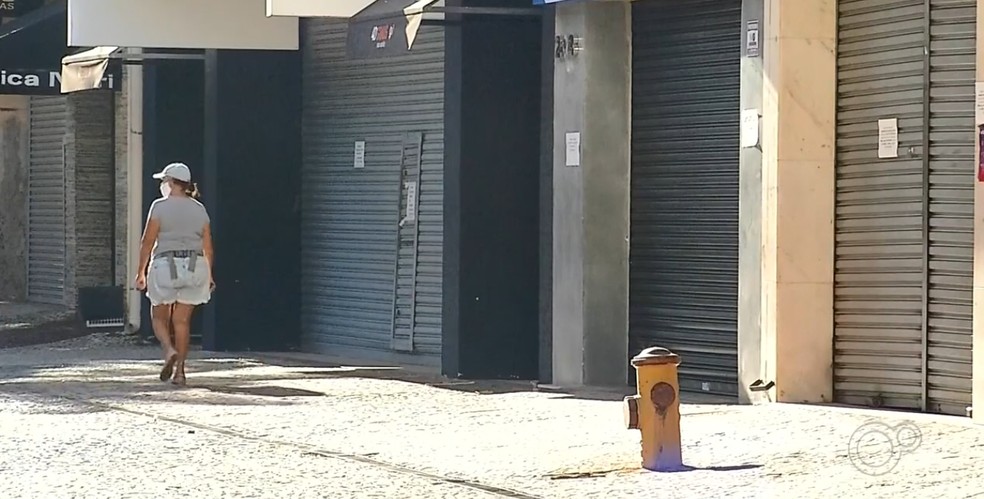 Com&eacute;rcio em Ara&ccedil;atuba volta abrir as portas agora na fase laranja de flexibiliza&ccedil;&atilde;o &mdash; Foto: Reprodu&ccedil;&atilde;o/TV TEM