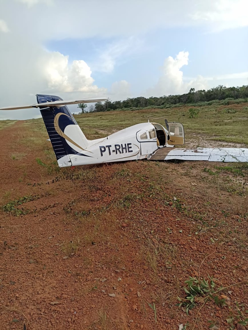 Avião de pequeno porte cai na zona rural de Vilhena, RO — Foto: Reprodução/Redes Sociais
