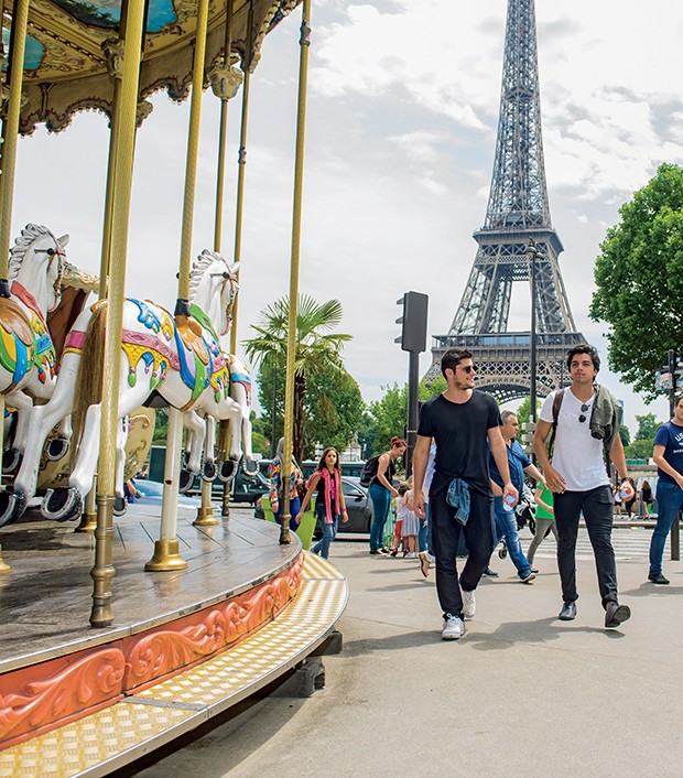  Os irmãos no  Carrossel de Paris,  pertinho da Torre Eiffel  (Foto:  )