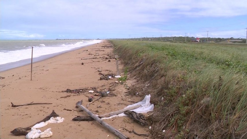 Corpo de jovem é encontrado em praia de Itapemirim, no Espírito Santo (Foto: Reprodução/ TV Gazeta)