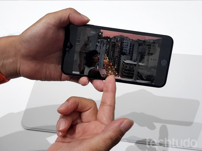 iPhone 7 permanece com tela de 5,7 polegadas (Foto: Thássius Veloso/TechTudo)