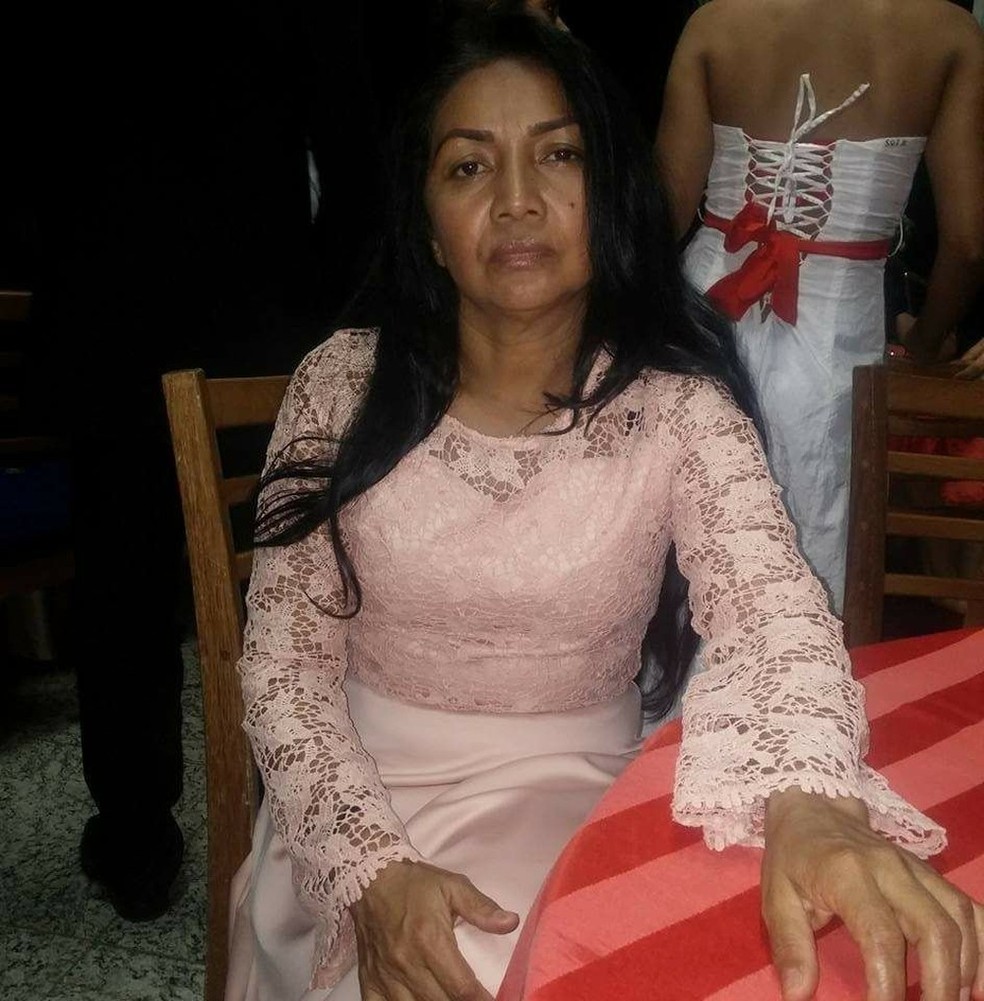 Valquiria Roque, 49 anos, estava na casa da filha quando criminoso efetuou disparos e foi atingida. Ela perdeu o movimento da mão esquerda (Foto: Arquivo da Família)