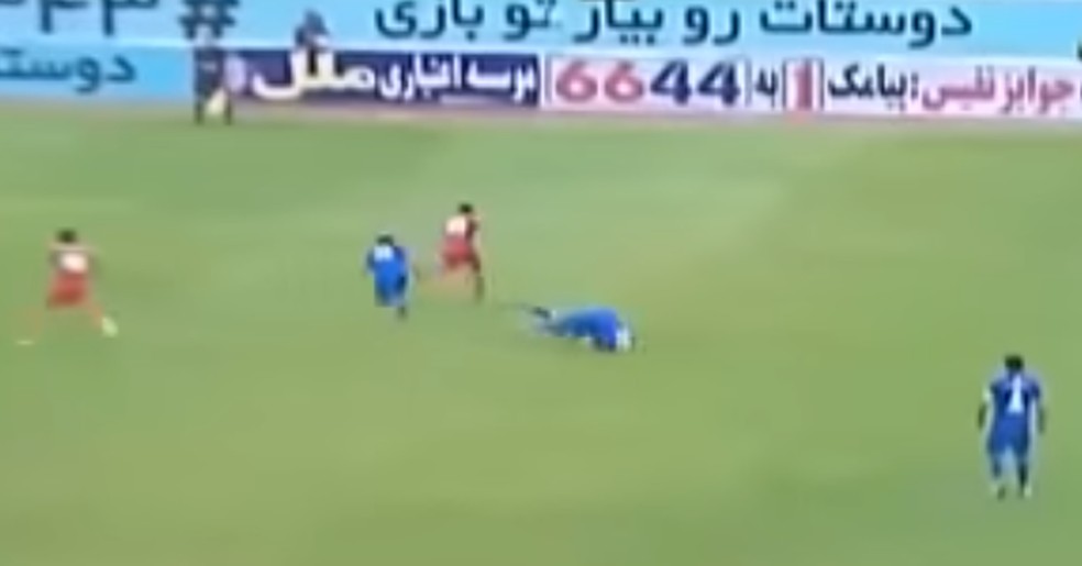 Momento em que Padovani caiu no gramado e sofreu fratura, em acidente em fevereiro deste ano — Foto: Reprodução/TV Globo