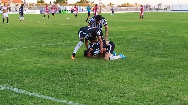 Após marcar o gol da vitória do Treze, Breno Calixto comeu grama do Estádio Presidente Vargas.