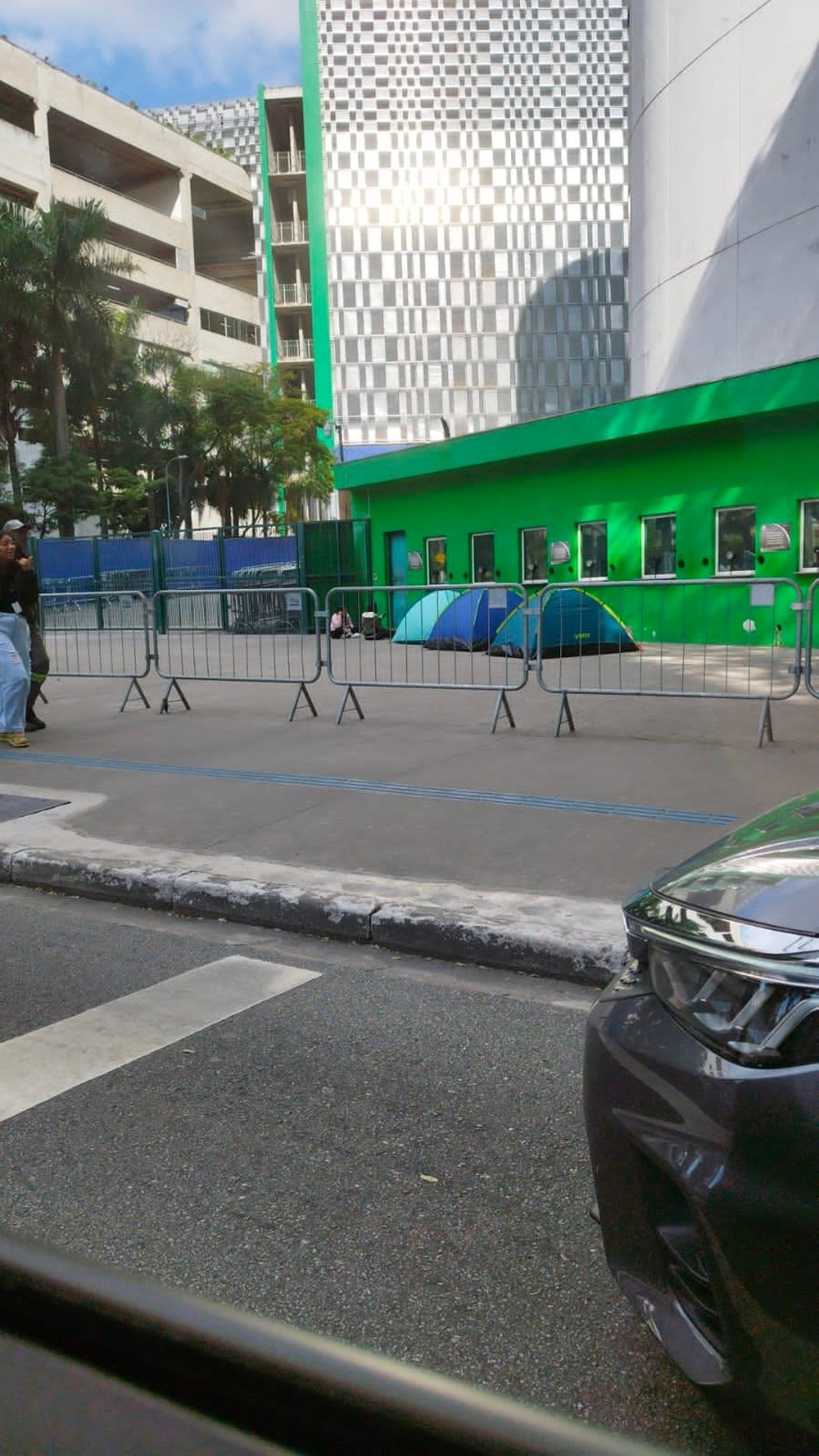 Fãs de Taylor Swift acampam em estádio — Foto: Reprodução/Twitter