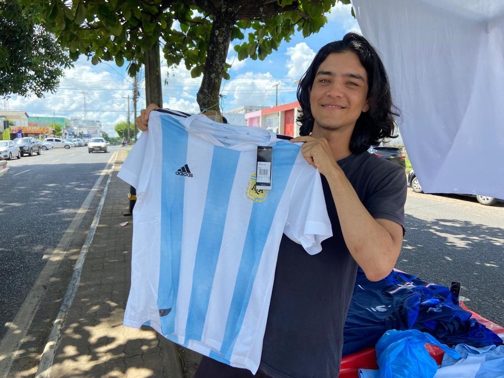 Albaro Rodrigues adquiriu a camisa da Argentina horas antes da semifinal contra a Croácia — Foto: Ivonisio Lacerda Júnior/ge