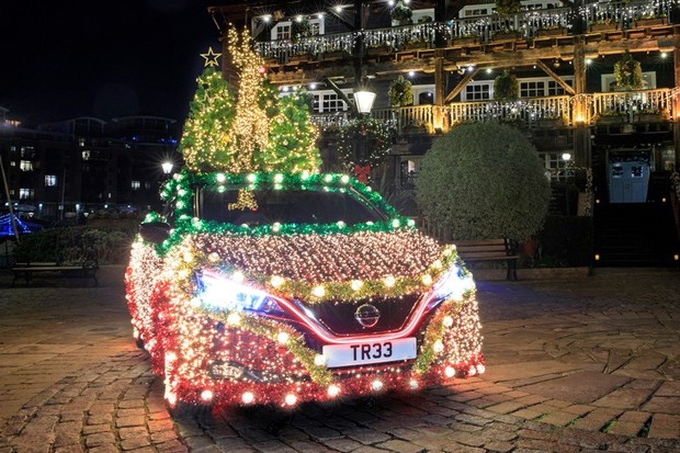 Nissan Leaf vira árvore de Natal sobre rodas com  leds. Dúvida: onde  Papai Noel vai deixar o presente? | Carros | autoesporte