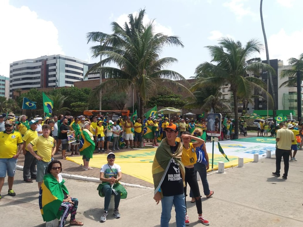 MACEIÓ, 10h: Manifestantes concentrados na Praça Vera Arruda — Foto: Heliana Gonçalves/TV Gazeta