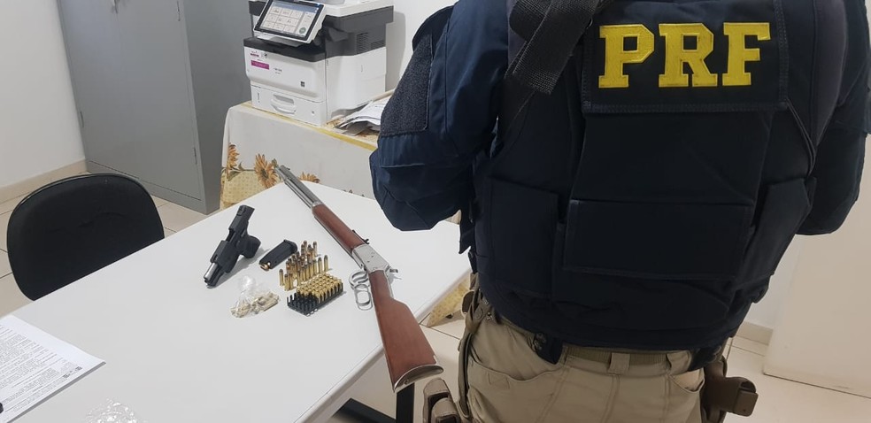 Polícia Rodoviária Federal apreendeu duas armas e várias munições dentro de uma caminhonete na BR-153 em Jaci — Foto: Polícia Rodoviária Federal/Divulgação
