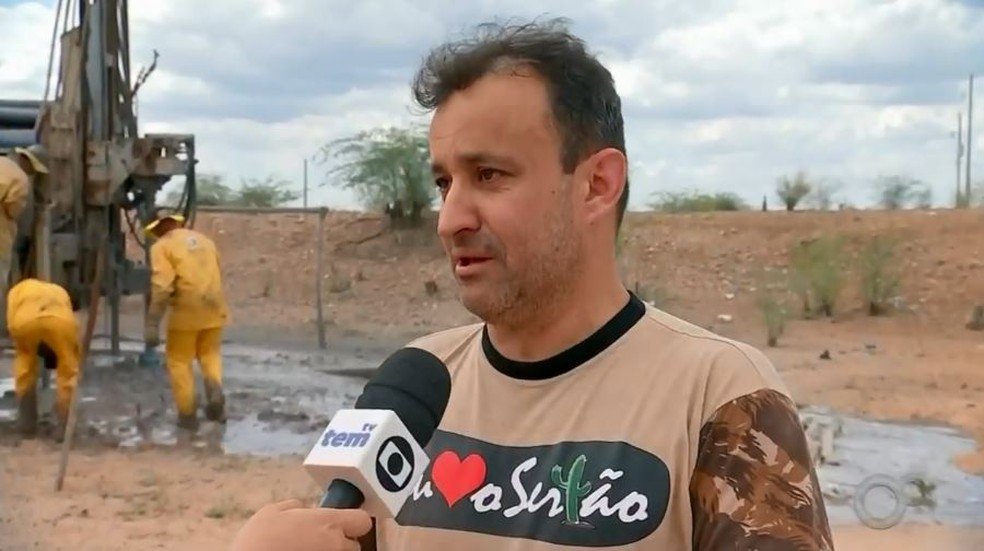 O pastor Willians Silva, coordenador do projeto: "As pessoas tinham que andar 12 km para tomar um copo de água" — Foto: TV TEM/Reprodução