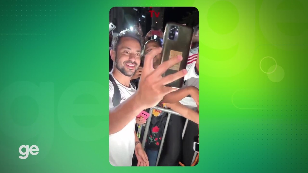 Flamengo &eacute; recebido com festa em Cariacica, e Gerson d&aacute; bon&eacute; para torcedor