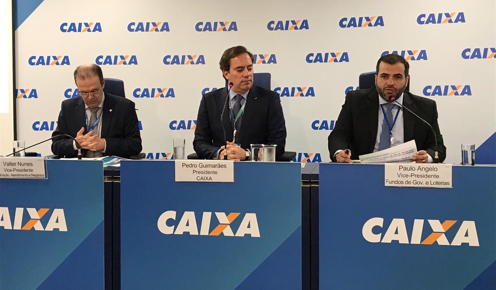 O presidente da Caixa, Pedro Guimarães (centro), apresentou o calendário de saques do FGTS  — Foto: Laís Lis/G1