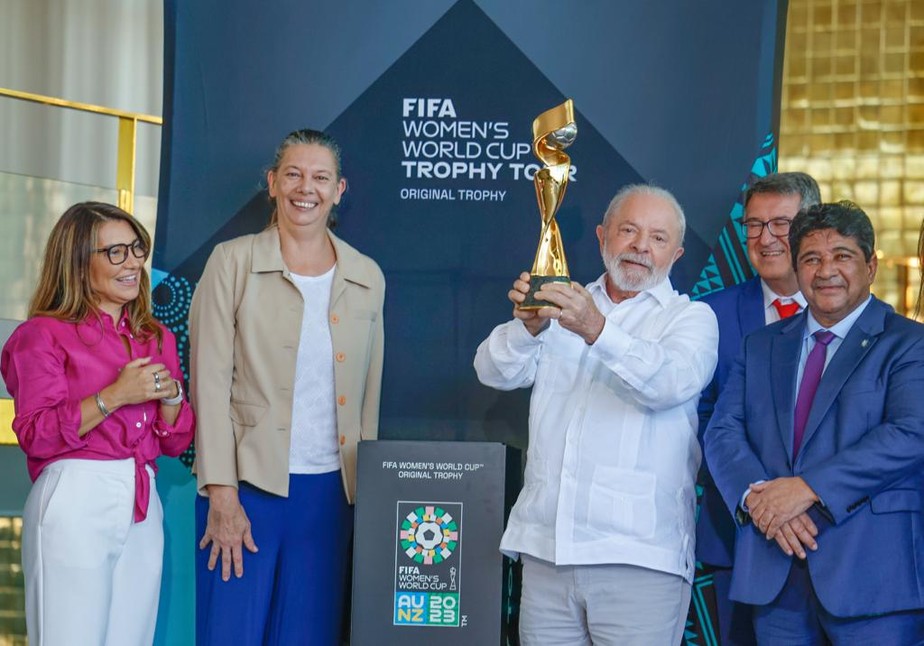 Lula recebe Taça da Copa do Mundo Feminina