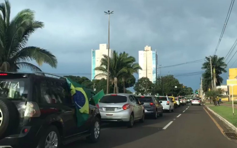 Carros foram enfeitados com bandeiras do Brasil na manifestação — Foto: Cláudia Gaigher/TV Morena
