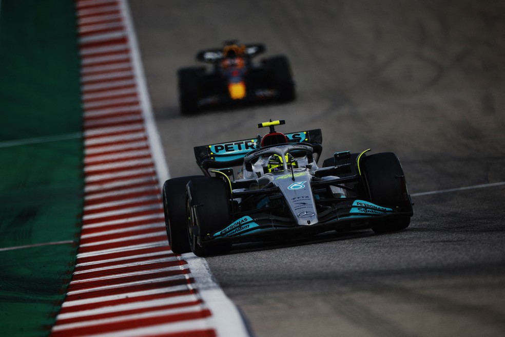 Lewis Hamilton à frente de Max Verstappen no GP dos EUA de F1 2022 — Foto: Jared C. Tilton / GETTY IMAGES NORTH AMERICA / Getty Images via AFP