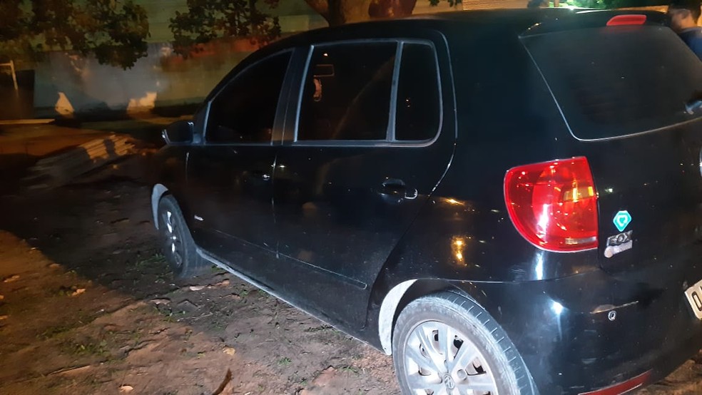 Carro roubado pelos criminosos na Zona Sul de Natal na noite desta terça-feira (4) foi recuperado pela PM — Foto: Sérgio Henrique Santos/Inter TV Cabugi