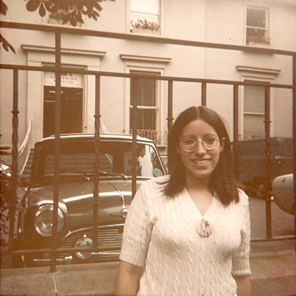 Lizzie Bravo em Londres, cidade onde gravou com os Beatles em 4 de fevereiro de 1968 — Foto: Acervo pessoal Lizzie Bravo
