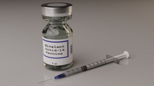 As vacinas bivalentes — que protegem contra a cepa original e as variantes mais recentes — começaram a ser distribuídas em algumas partes do mundo (Foto: GETTY IMAGES (via BBC))
