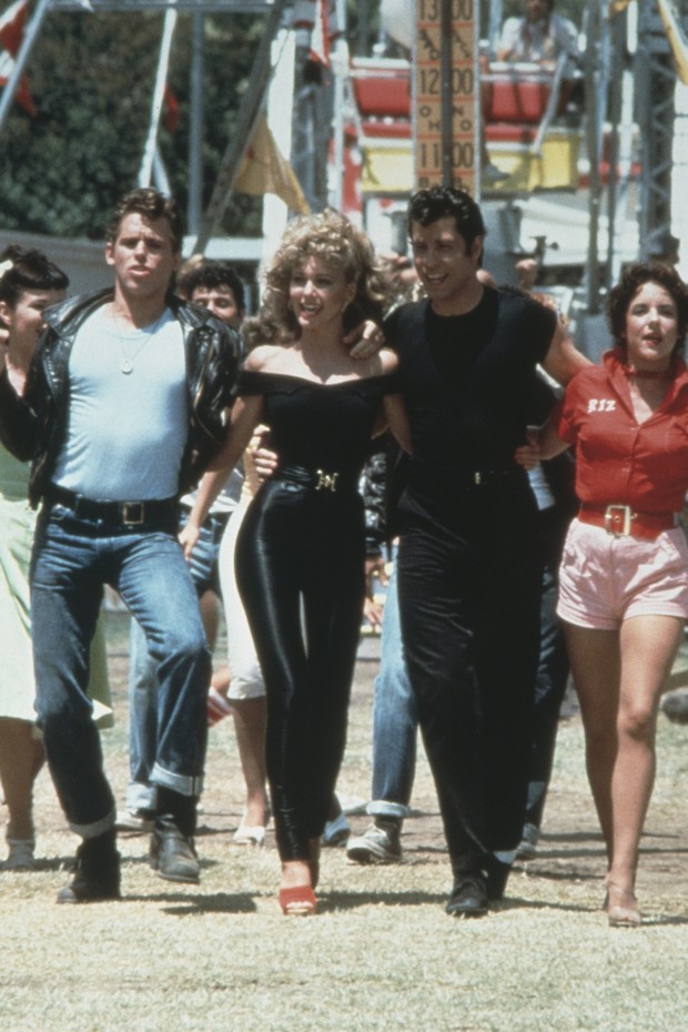 1978:  Left to right: actors Jeff Conaway, Olivia Newton-John, John Travolta and Stockard Channing walk arm in arm at a carnival in a still from the film, 'Grease' directed by Randal Kleiser.  (Photo by Paramount Pictures/Fotos International/Getty Images) (Foto: Getty Images)