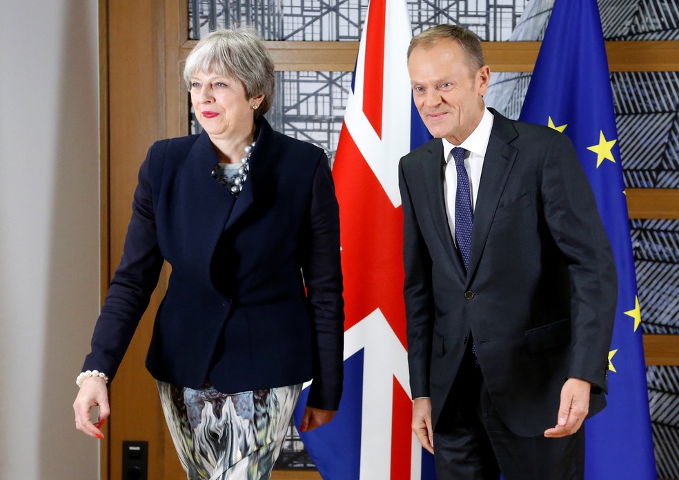 Theresa May, premiê do Reino Unido, e Jean-Claude Juncker, chefe da Comissão Europeia (Foto: Francois Lenoir/Reuters)