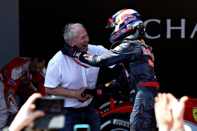 Helmut Marko celebra com Max Verstappen a primeira vitória do holandês na F1 (Foto: Getty Images)