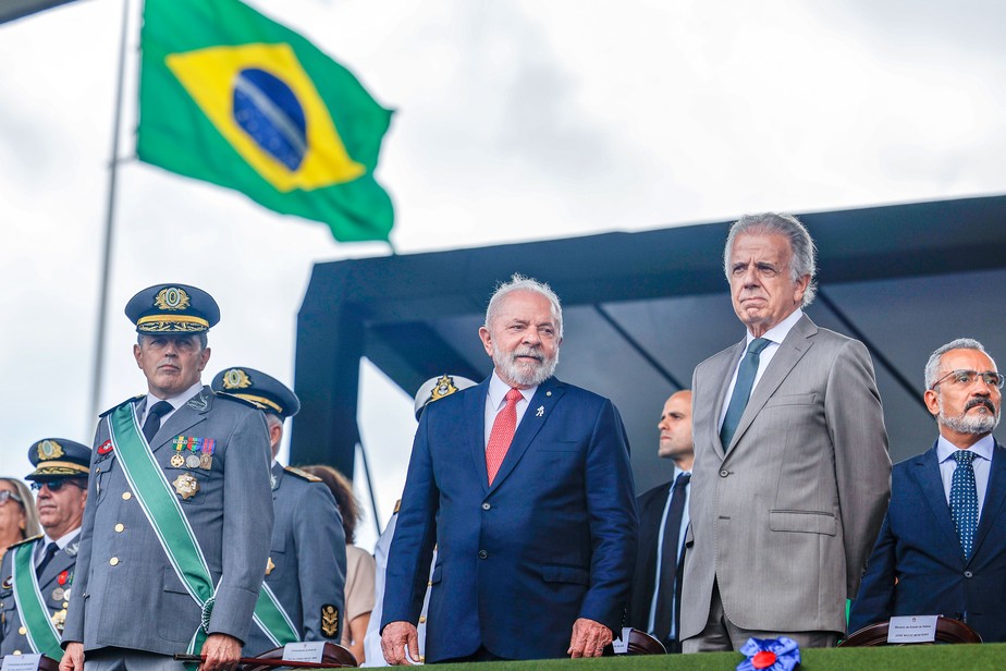 O presidente Lula (ao centro), ao lado do ministro da Defesa, José Múcio (à direita), e o comandante das Forças Armadas, Tomas Paiva