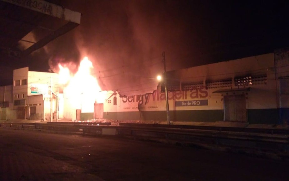 Incêndio atinge madeireira no Bairro Santo Antônio em Aracaju