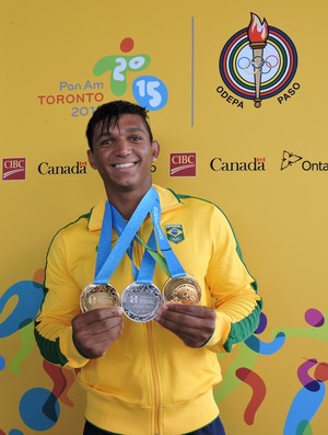 Isaquias posa para foto com as três medalhas que conquistou em Toronto (Foto: Divulgação/Confederação Brasileira de Canoagem)