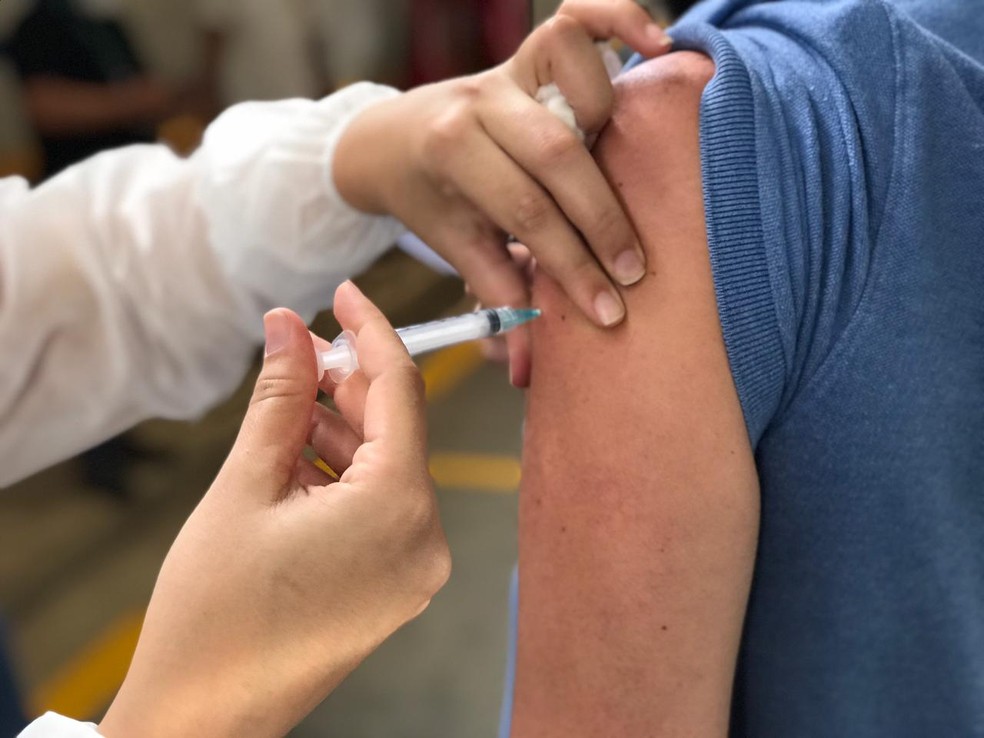 Aplicação de vacina Coronavac, contra a Covid-19, em Natal, Rio Grande do Norte.  — Foto: Kleber Teixeira/Inter TV Cabugi