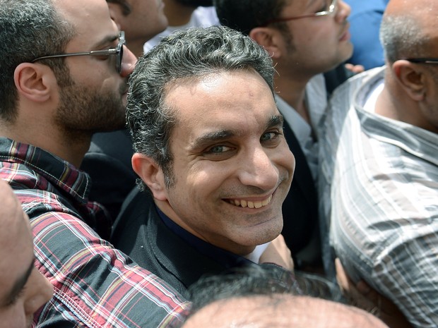 Humorista egípcio e apresentador de TV Bassem Youssef em frente ao escritório do Tribunal do Cairo no último domingo (31) no Egito (Foto: AFP PHOTO / KHALED DESOUKI)