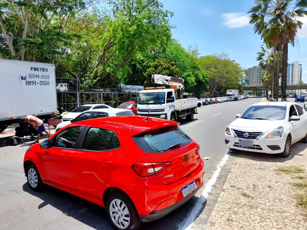 Carros foram usados para bloquear o trânsito na Avenida Marechal Castelo Branco em Teresina — Foto: Jonas Carvalho/TV Clube