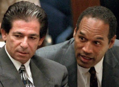 O.J. Simpson com o advogado Robert Kardashian no julgamento do ex-jogador de futebol americano pelo assassinado da ex-esposa e o namorado dela (Foto: Getty Images)