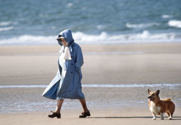 Elizabeth com um de seus corgis (Foto: Getty Images, )