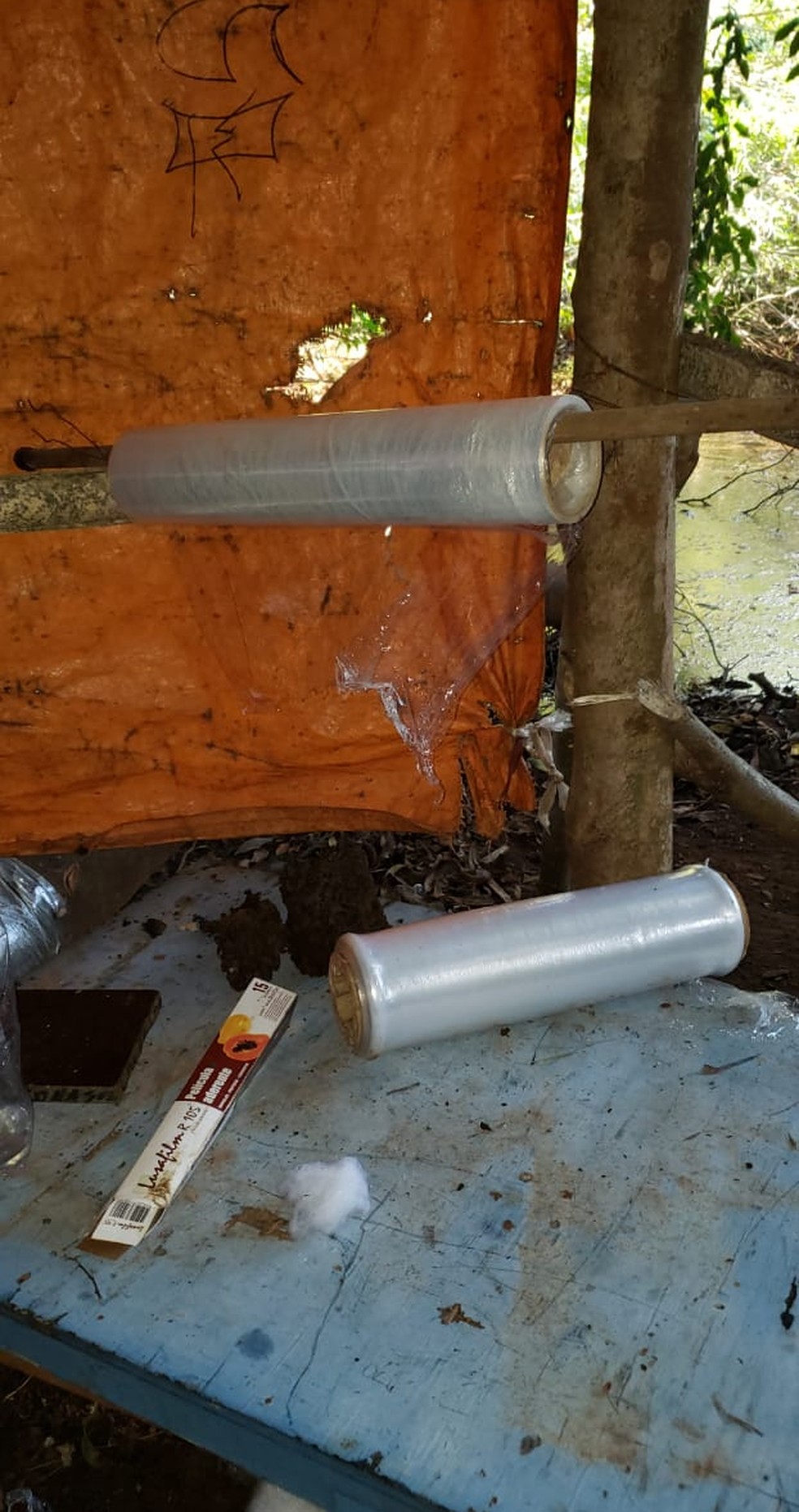 Suspeitos foram flagrados em depósito para armazenamento e venda de drogas em MS — Foto: Polícia Militar/Divulgação