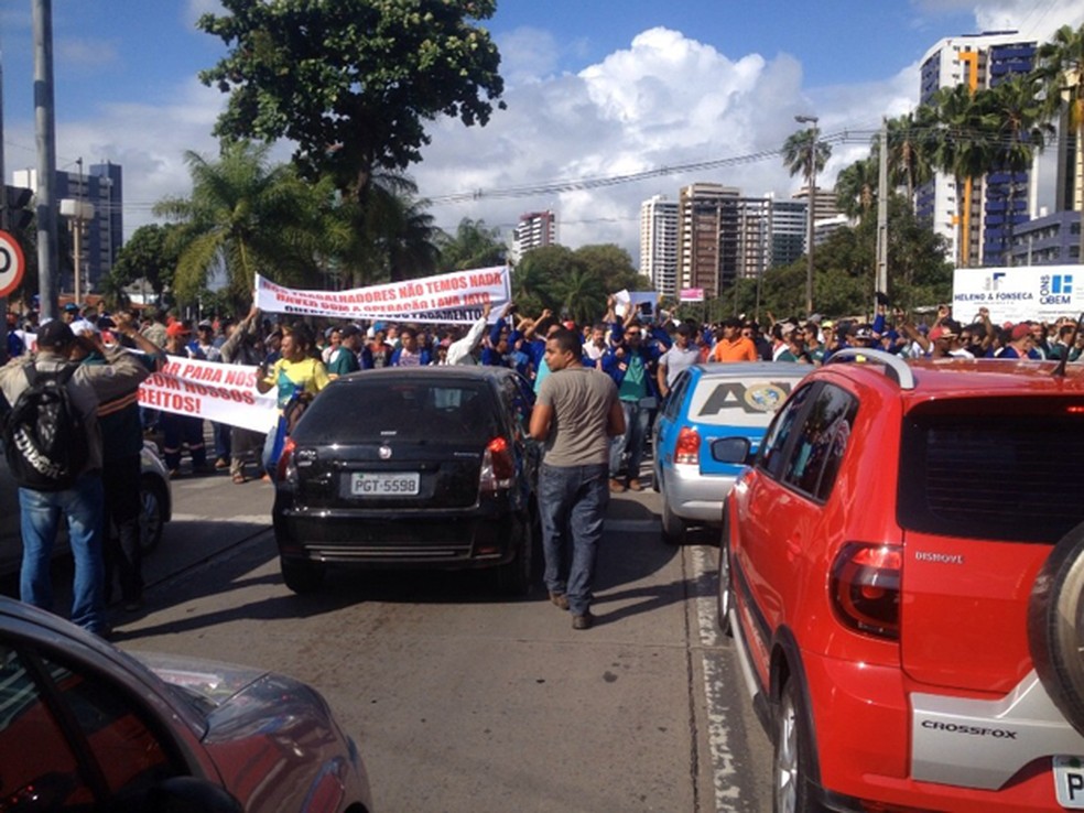 Em 2014, grupo de trabalhadores fechou um dos sentidos da Avenida Agamenon Magalhães, na área central do Recife, em protesto — Foto: Kety Marinho/TV Globo