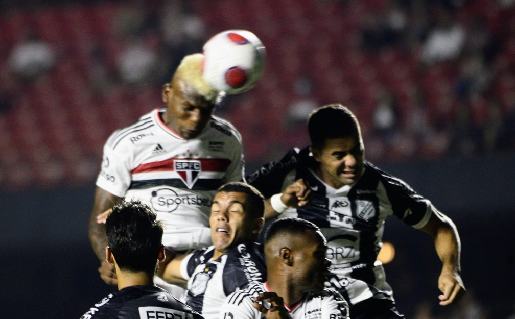 Arboleda tenta cabeçada em São Paulo x Inter de Limeira — Foto: Marcos Ribolli