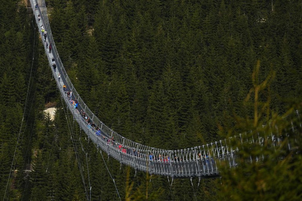 Pessoas na ponte suspensa para pedestres mais longa do mundo — Foto: AP/Petr David Josek