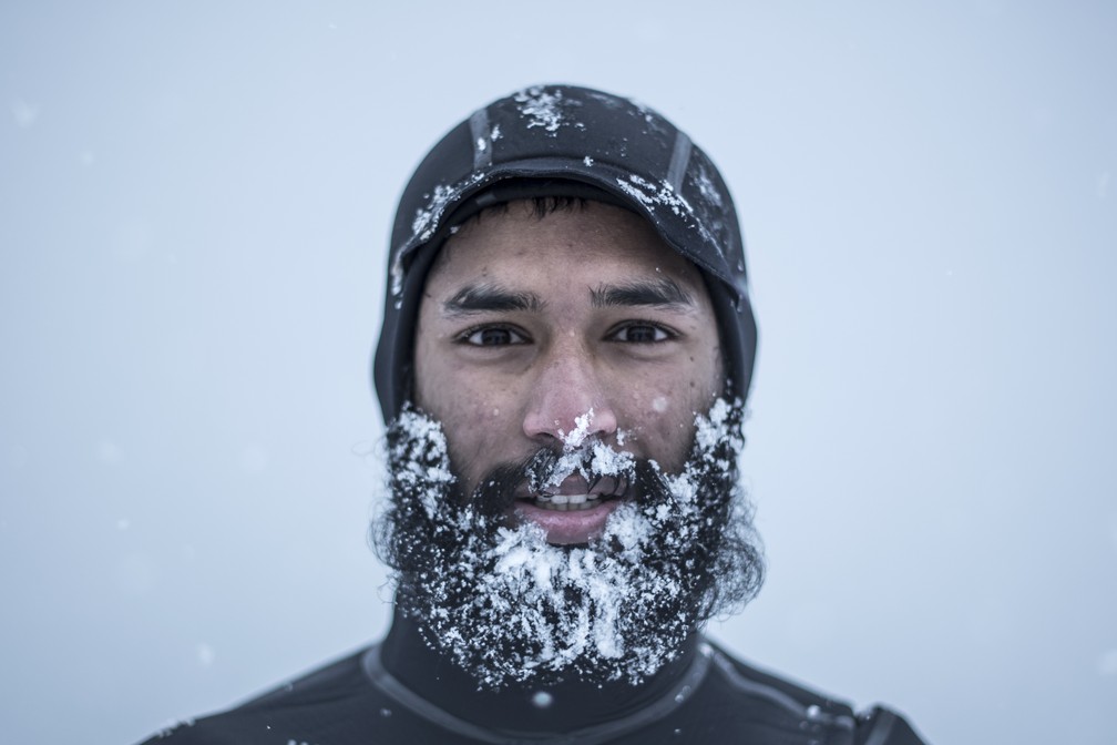 O indiano Leela Krischna mostrou a neve na barba depois de uma bateria de surfe no dia 11 de março (Foto: Olivier Morin/AFP)