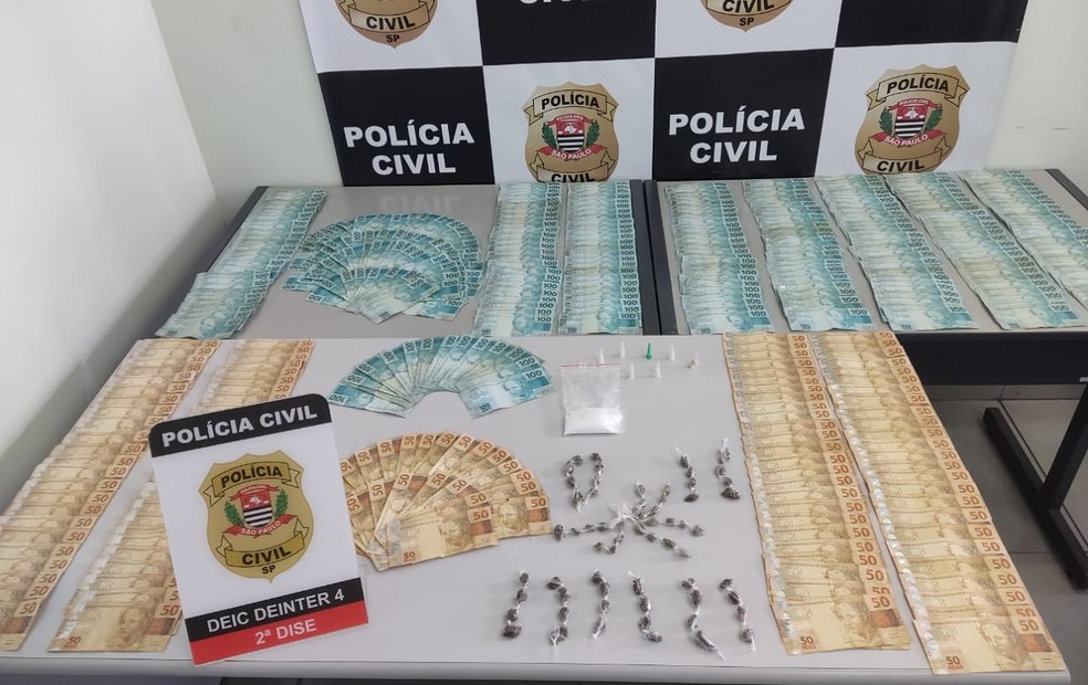 Drogas e dinheiro apreendidos com suspeito de tráfico via delivery em Bauru (SP) — Foto: Polícia Civil/Divulgação