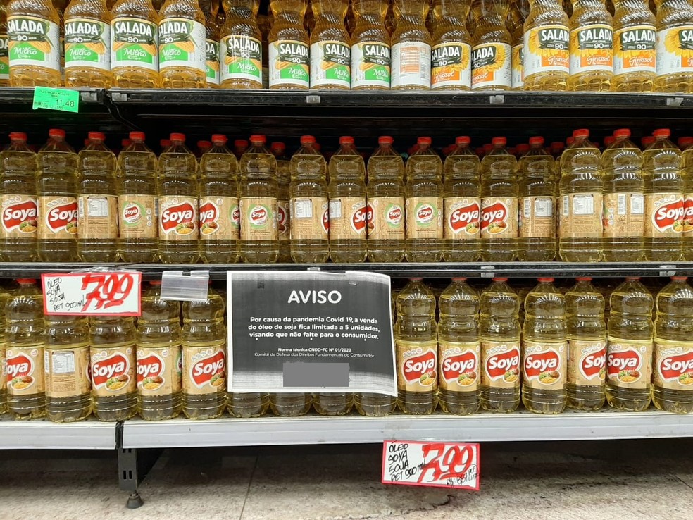 Aviso em supermercado de Maceió sobre limite de óleo de soja por cliente — Foto: Cau Rodrigues/G1