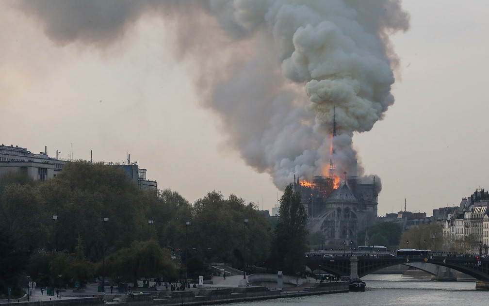 Fogo na Catedral de Notre Dame, em Paris — Foto: Reprodução/TV Globo