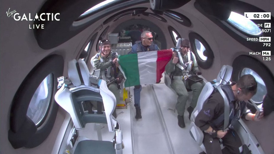 Virgin Galactic levou quatro passageiros foram ao espaço nesta quinta-feira