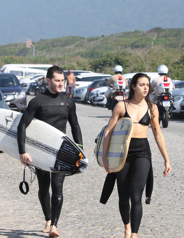 Klebber Toledo surfa com a cunhada no Rio (Foto: Delson Silva/AgNews)