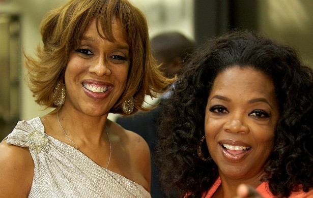 A amizade ferrenha e duradoura de Oprah Winfrey (à dir.) e Gayle King já fizeram as duas se cansarem, há muito tempo, dos rumores de que seriam um casal. (Foto: Getty Images)