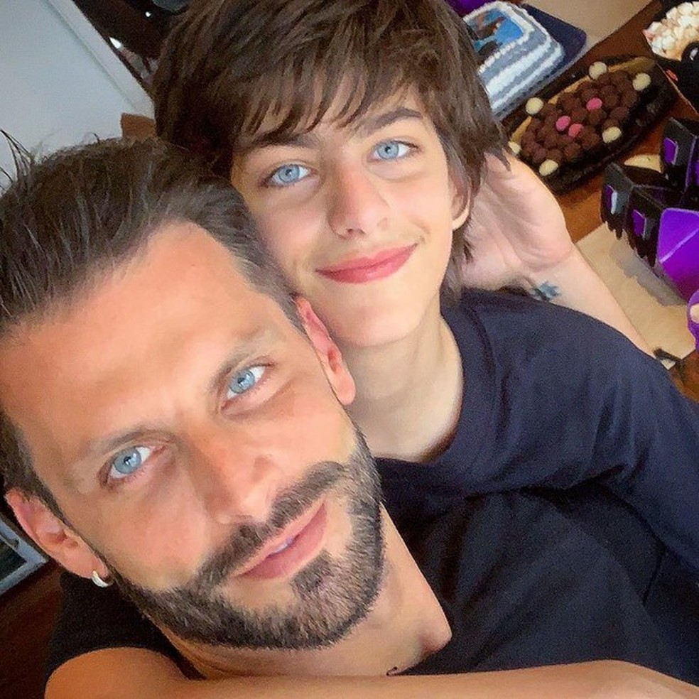 Henri Castelli e filho impressionam pela semelhança ...