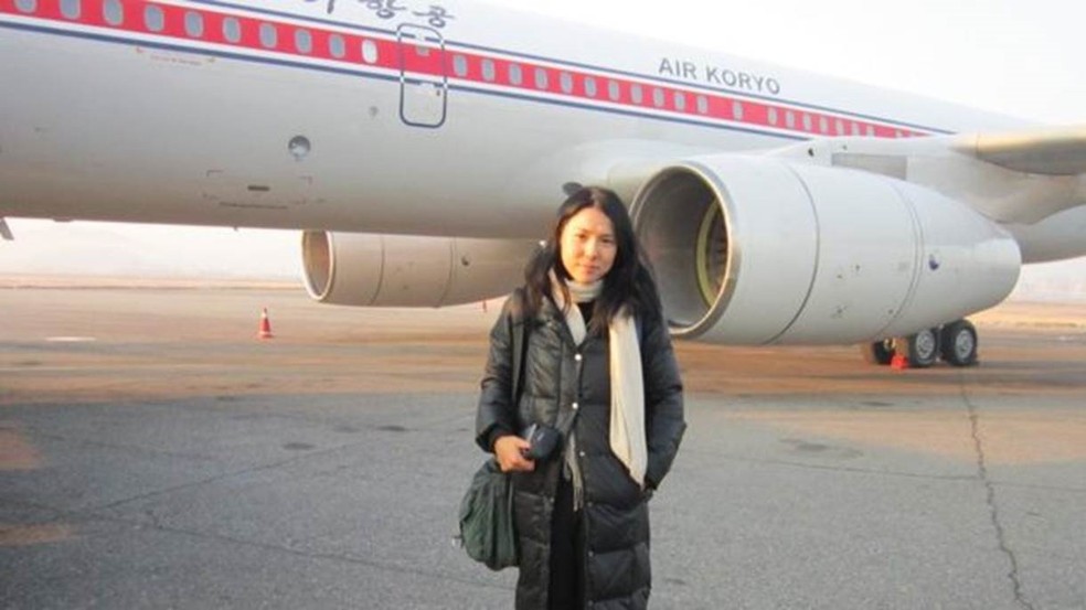 Suki Kim no dia que partiu rumo a Pyongyang em um voo da empresa norte-coreana Air Koryo em 2011 (Foto: Cortesia Suki Kim)