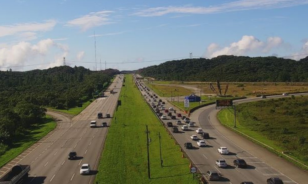 Alto fluxo de veículos é registrado na Rodovia dos Imigrantes em direção ao litoral de SP neste sábado (19) — Foto: Ecovias/Divulgação