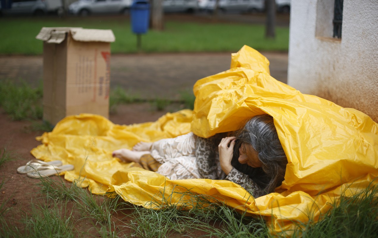 Teatro ao ar livre retrata pessoas em situação de rua com 'bonecos híbridos'; fotos