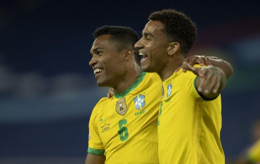 Alex Sandro (à esq.) e Danilo: do Mundial sub-20 para a Copa do Mundo do Catar com a seleção principal  — Foto: Lucas Figueiredo/CBF